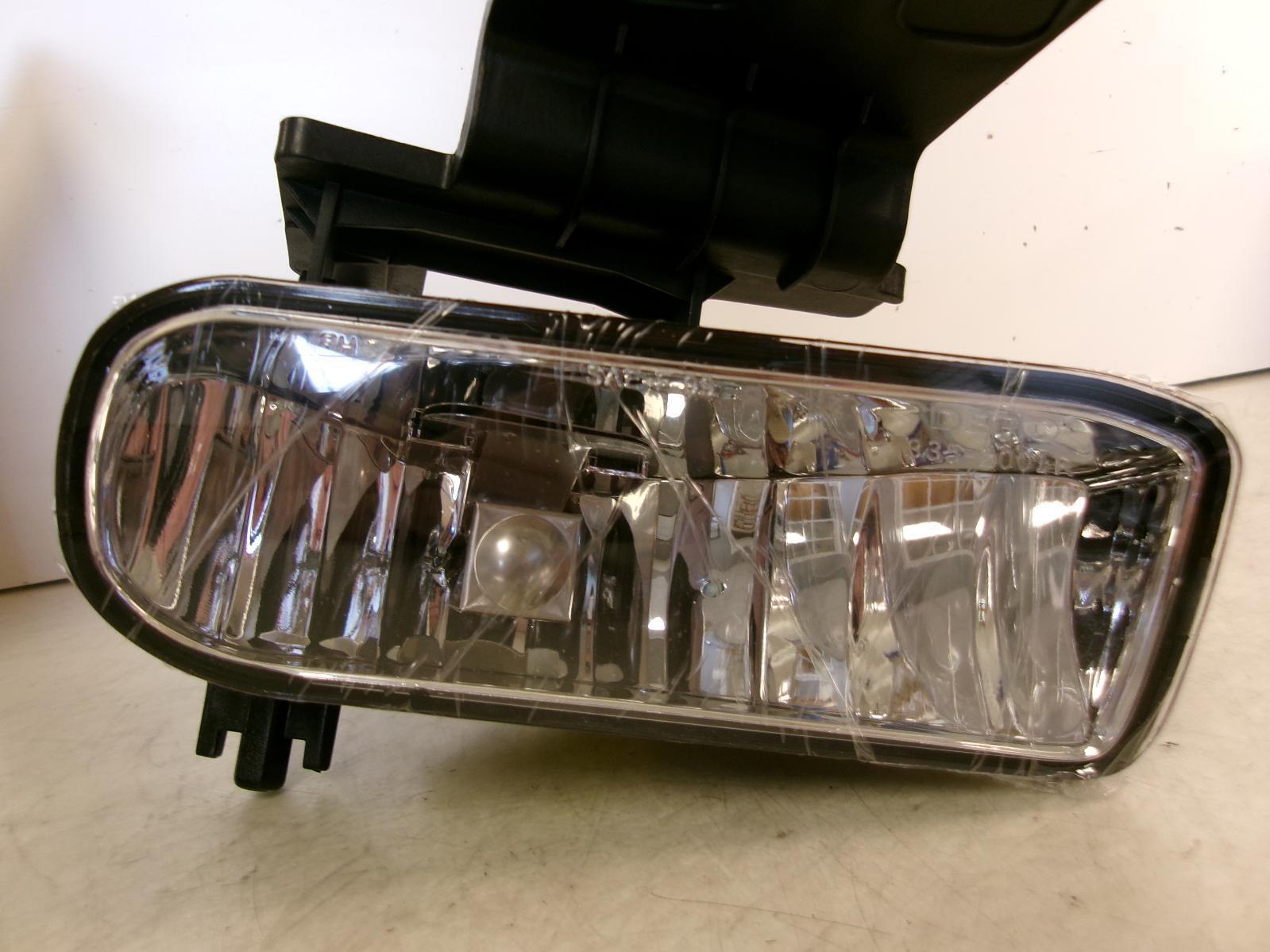 Fits 1999 - 2002 Chevrolet Silverado 1500 Passenger Rh Halogen Fog Light