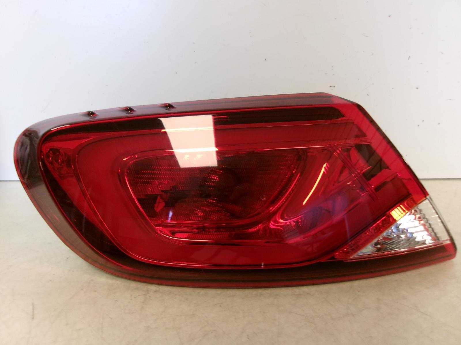 2015 2016 Chrysler 200 Driver Lh Led Outer Quarter Panel Tail Light OEM