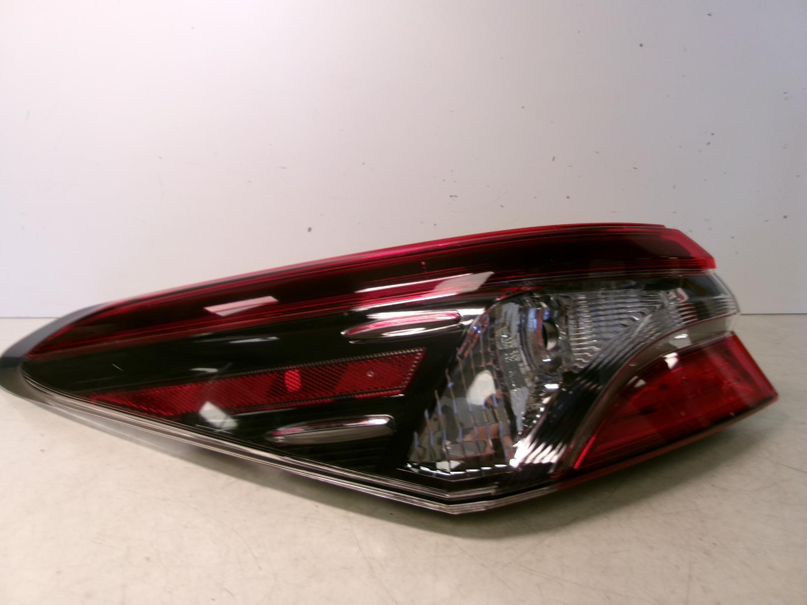 2018 2019 Toyota Camry Driver Lh Incandescent Outer Tail Light OEM