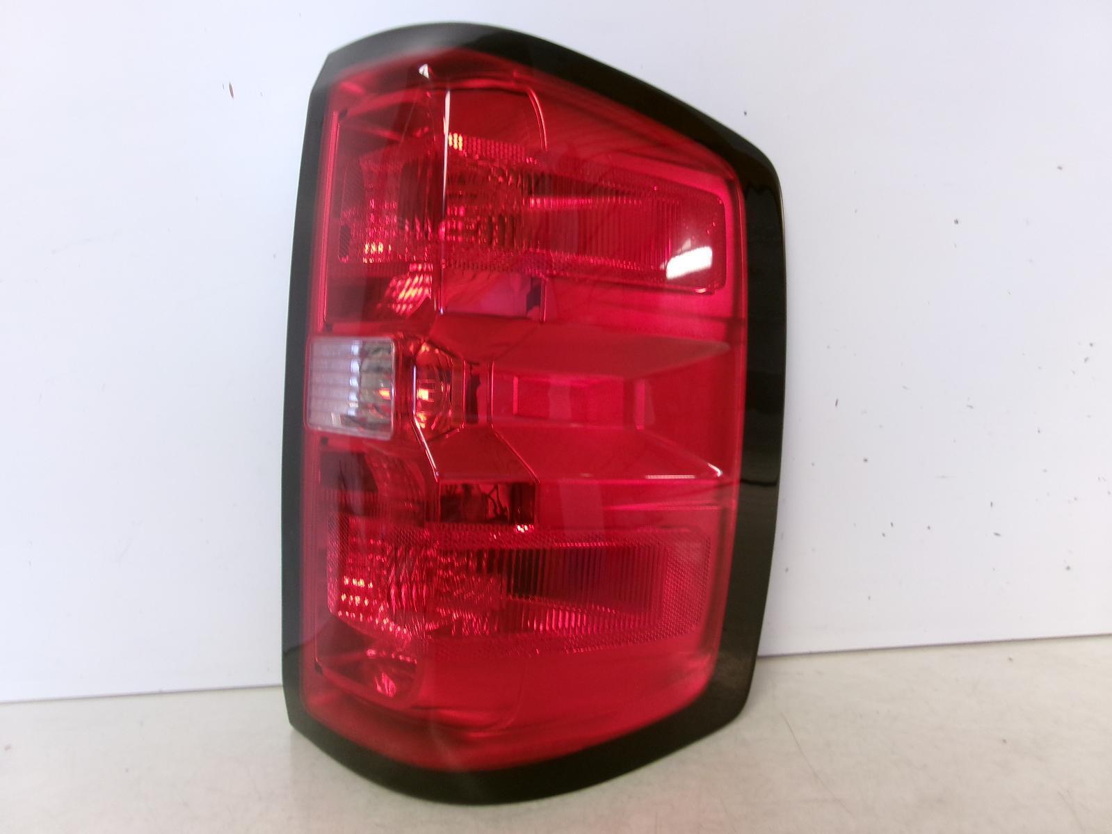 2017 2018 Chevrolet Silverado 1500 Passenger Outer Incandescent Tail Light OEM