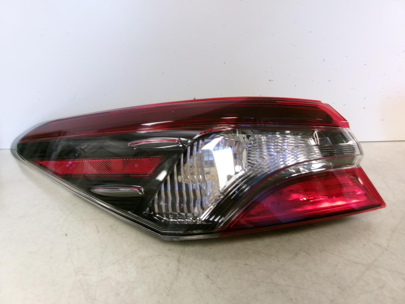 2018 2019 Toyota Camry Driver Lh Outer Black Trim Quarter Panel Tail Light OEM