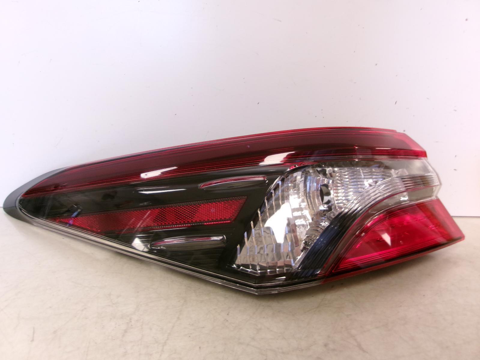 2018 2019 Toyota Camry Driver Lh Outer Black Trim Quarter Panel Tail Light OEM