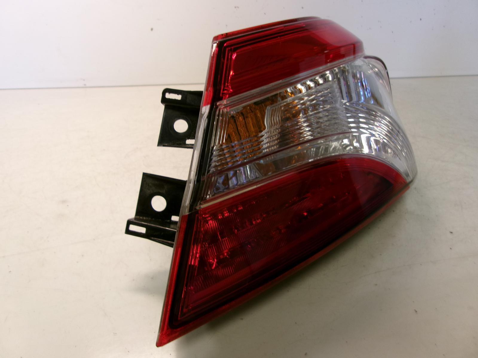 2018 - 2023 Toyota Camry Passenger Rh Outer Quarter Panel Tail Light OEM