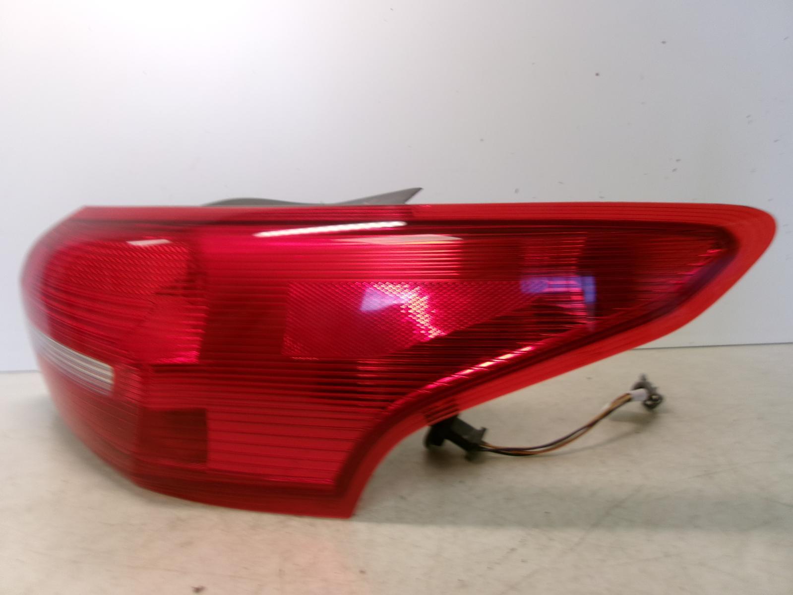 2015 2016 2017 2018 Ford Focus Sedan Outer Quarter Panel Tail Light OEM