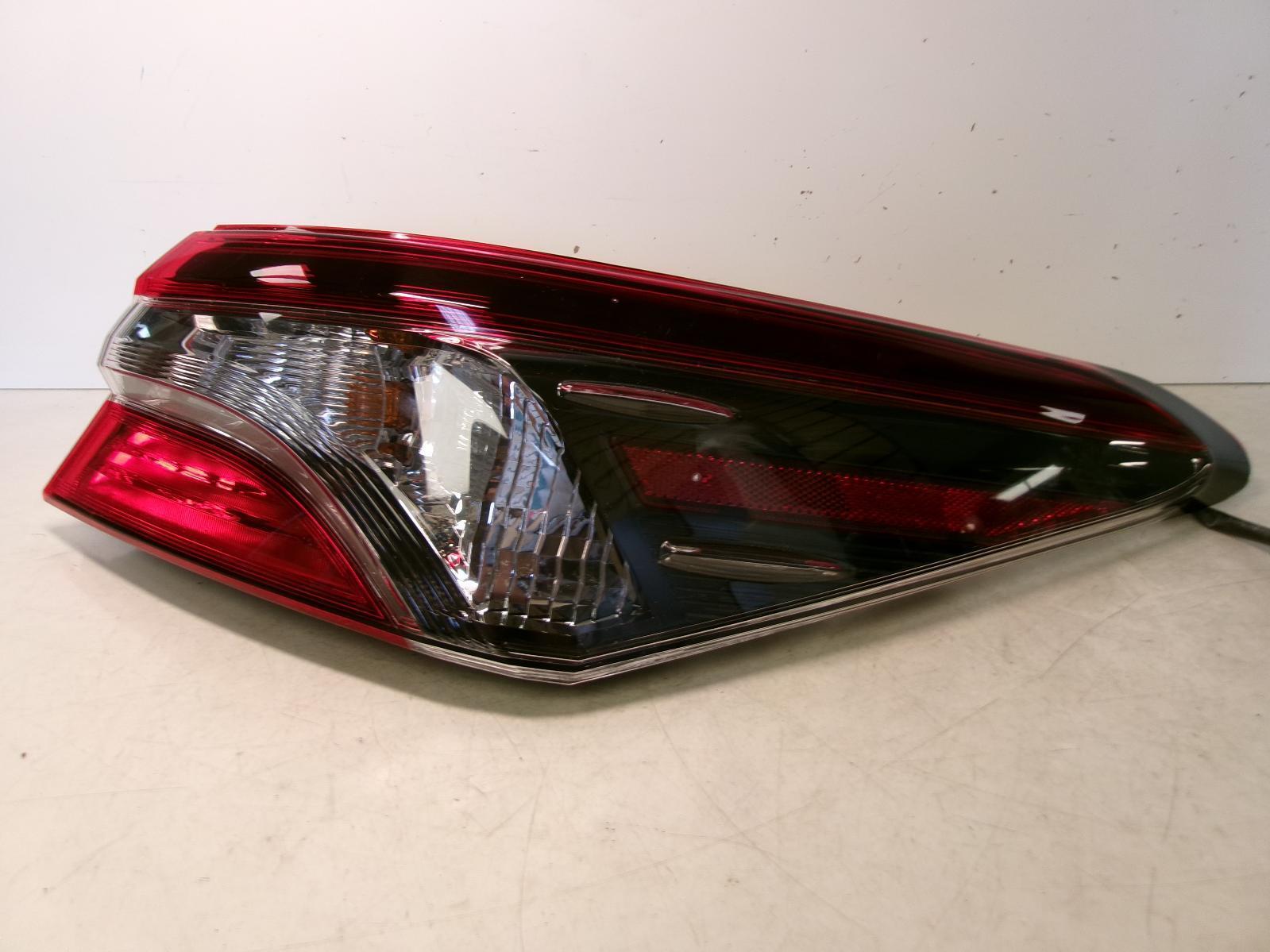 2020 2021 2022 2023 Toyota Camry Incandescent Outer Quarter Panel Tail Light OEM