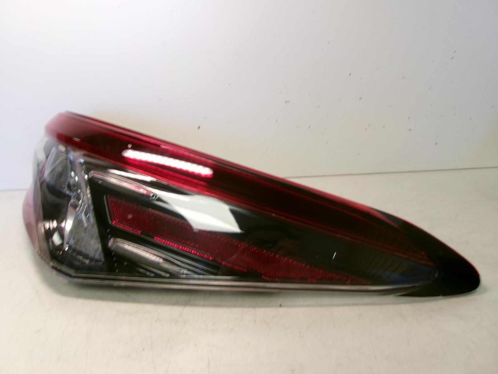 2018 2019 Toyota Camry Passenger Rh Smoked Quarter Panel Tail Light W/ Led OEM