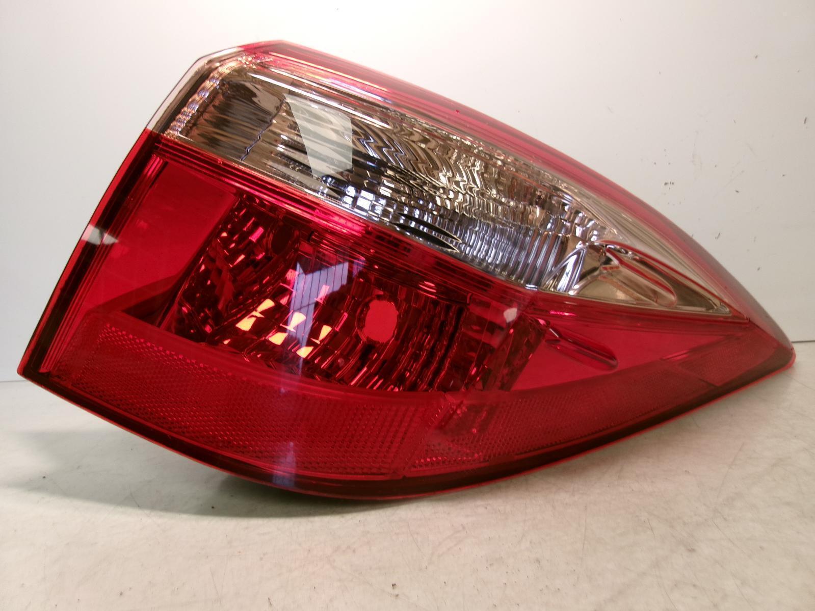 2017 2018 Toyota Corolla Passenger Rh Outer Incandescent Tail Light OEM