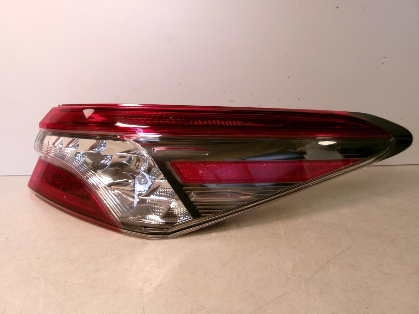 2018 2019 Toyota Camry Passenger Rh Led Smoked Tail Light OEM