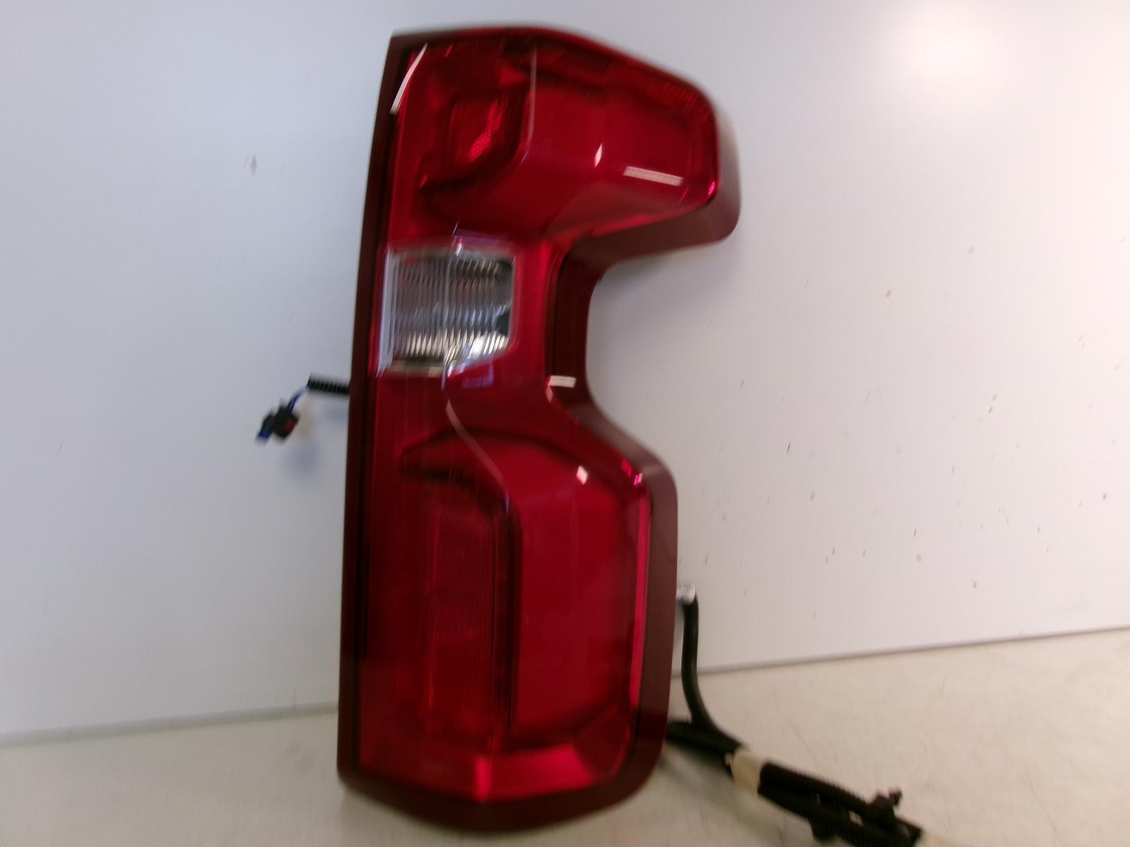 2020 2021 2022 2023 Chevrolet Silverado 2500 Passenger Rh Led Tail Light OEM