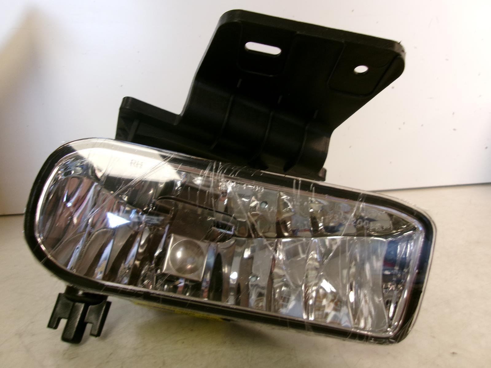 Fits 1999 - 2002 Chevrolet Silverado 1500 Passenger Rh Halogen Fog Light