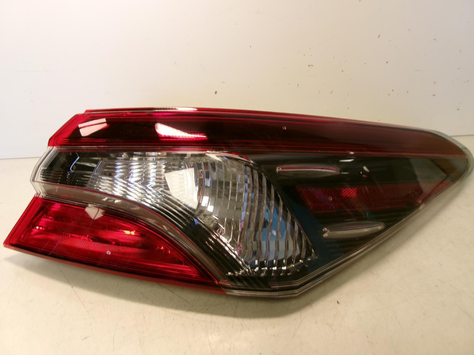 2018 2019 Toyota Camry Passenger Rh Smoked Quarter Panel Tail Light W/ Led OEM