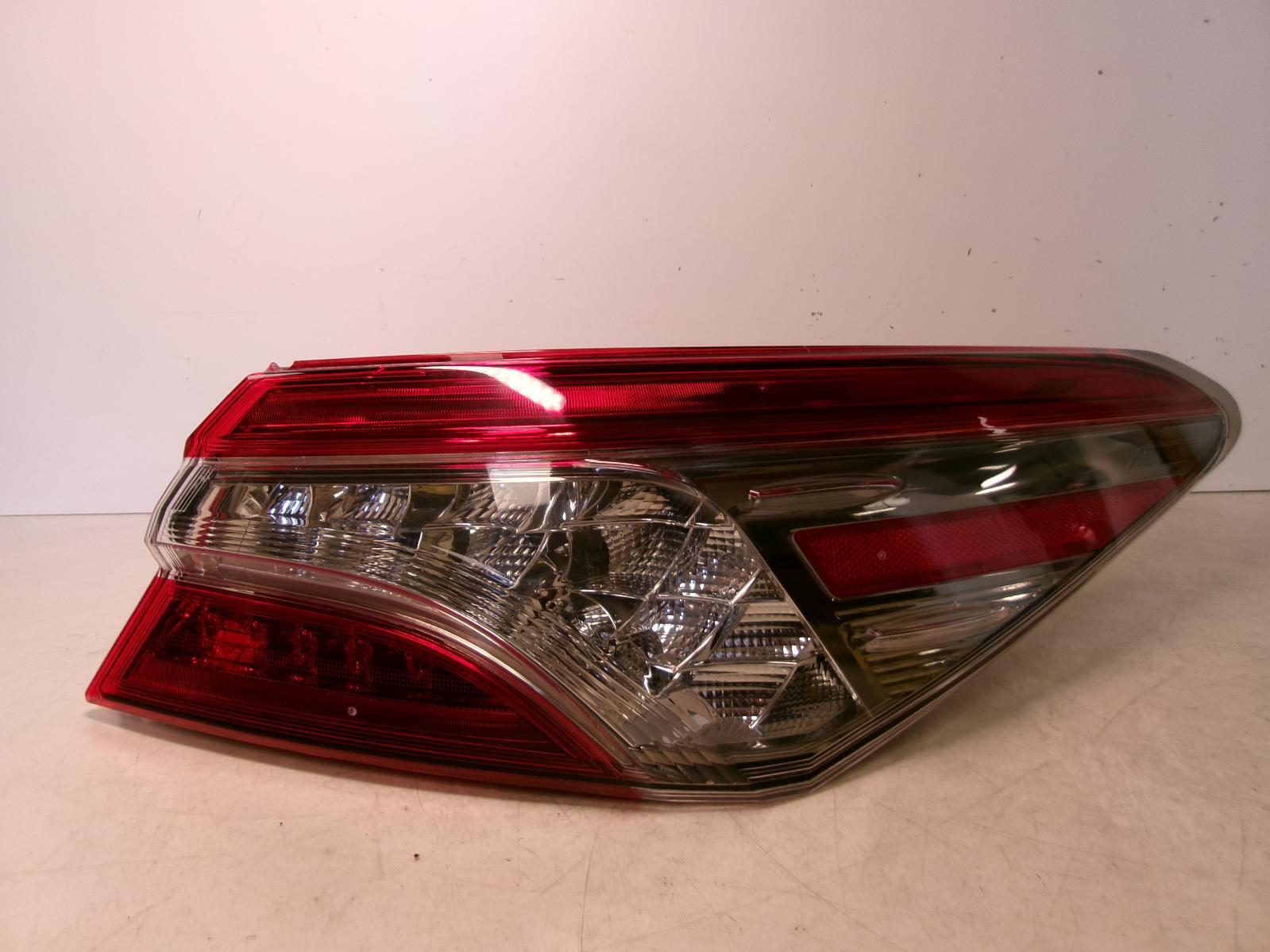 2018 2019 Toyota Camry Passenger Rh Led Smoked Tail Light OEM