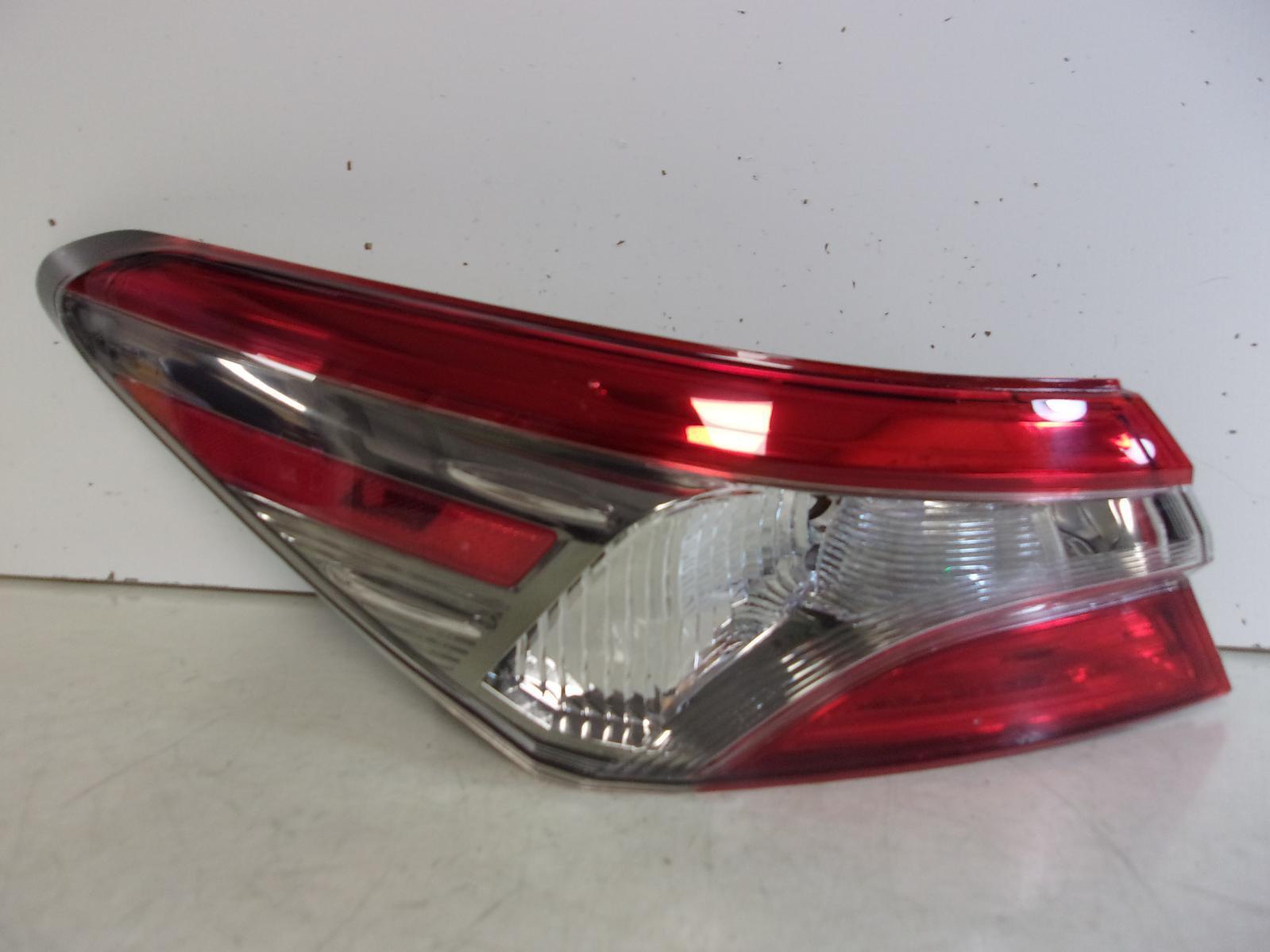 2018 2019 Toyota Camry Driver Lh Quarter Panel Tail Light W/ Halogen Signal OEM