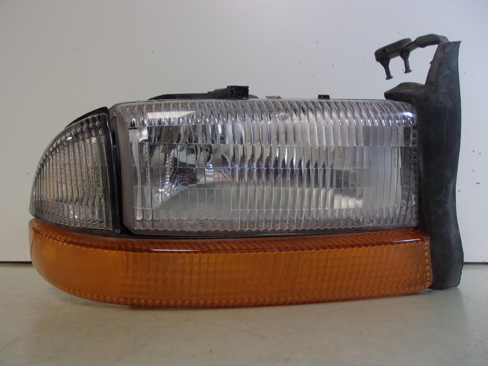 1997 - 2004 Dodge Dakota / 1998-2003 Durango Passenger RH Headlight OEM