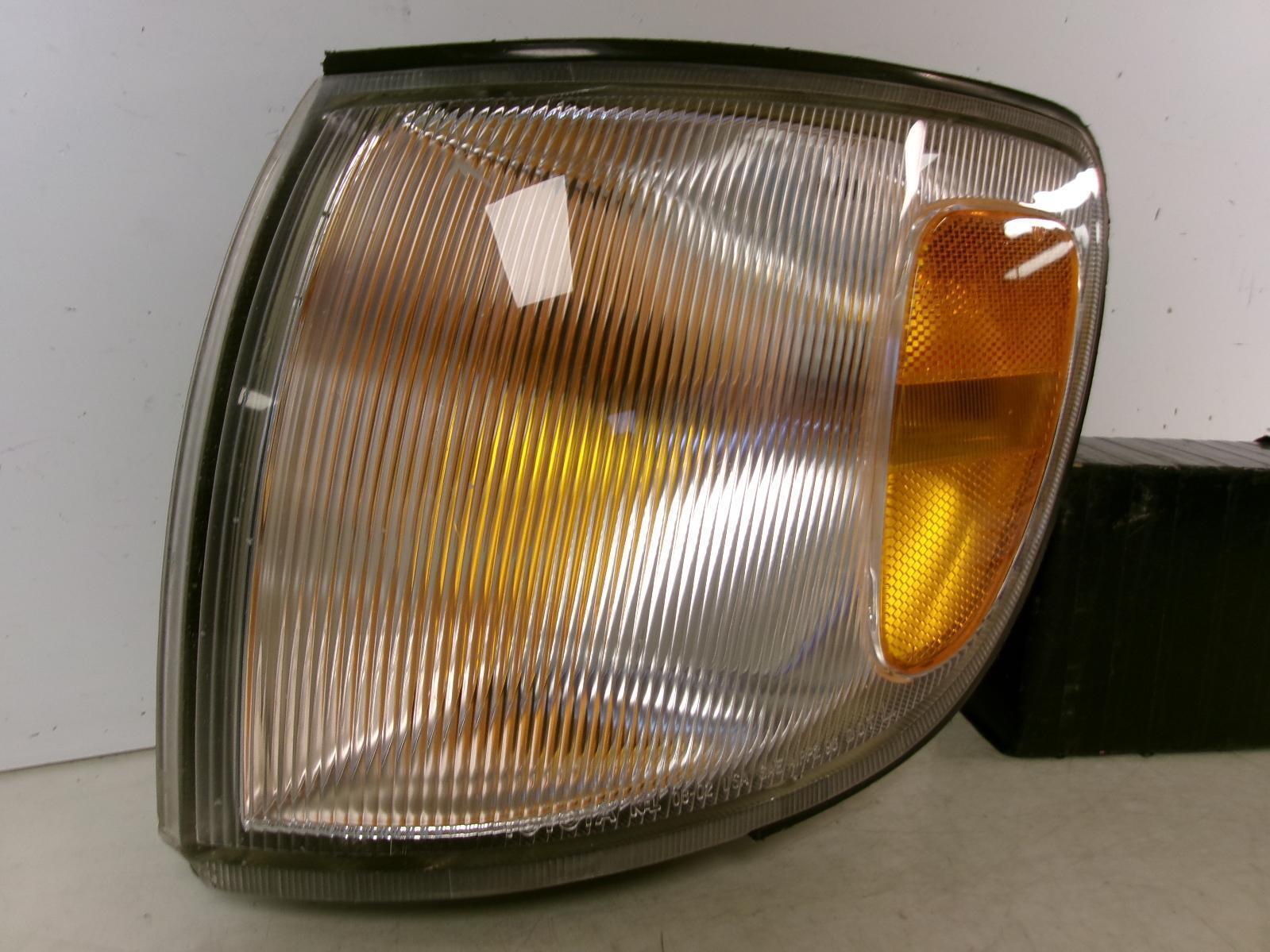 1998 1999 2000 Toyota Sienna Driver Lh Halogen Turn Signal Light OEM