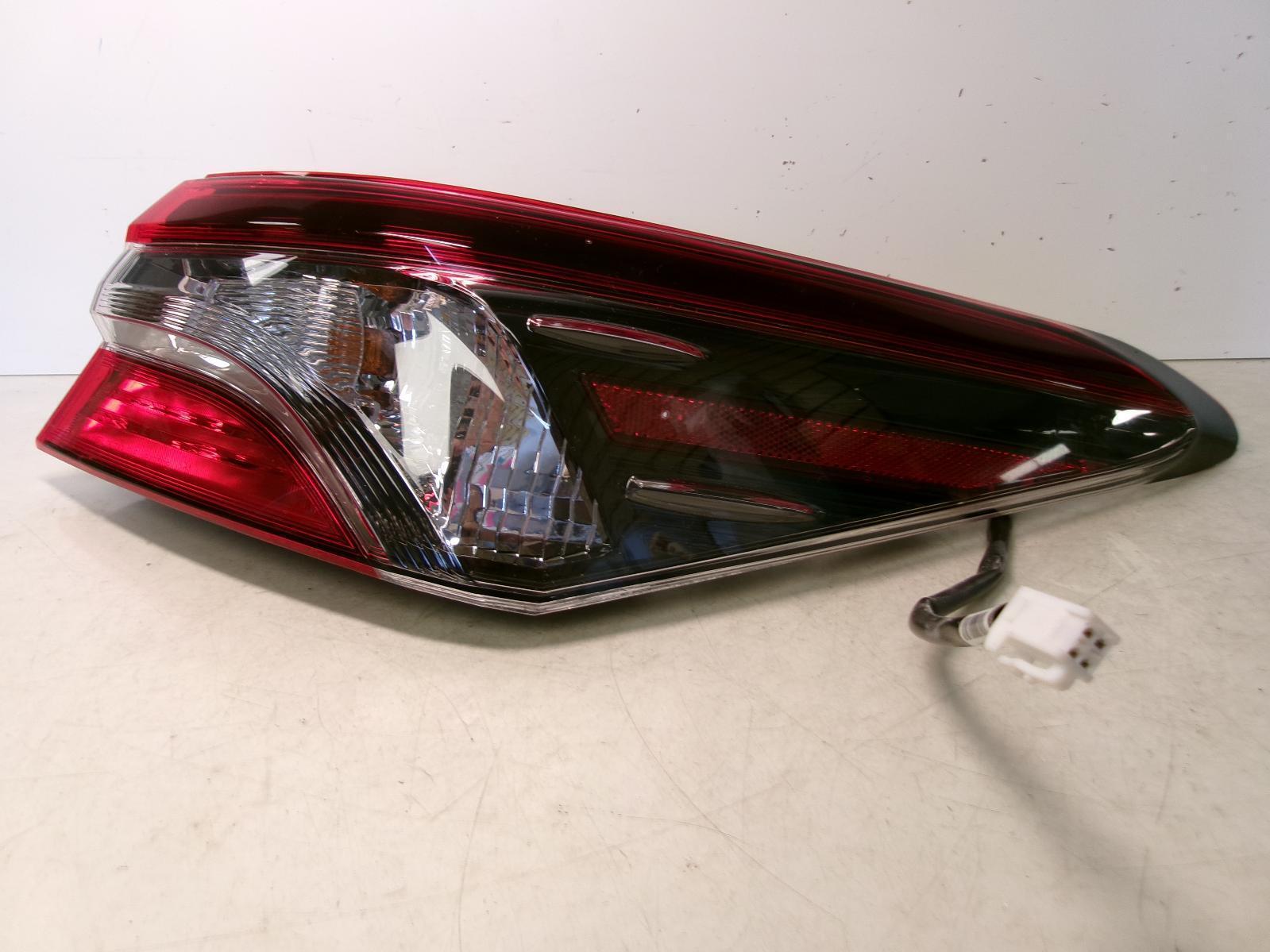 2020 2021 2022 2023 Toyota Camry Incandescent Outer Quarter Panel Tail Light OEM