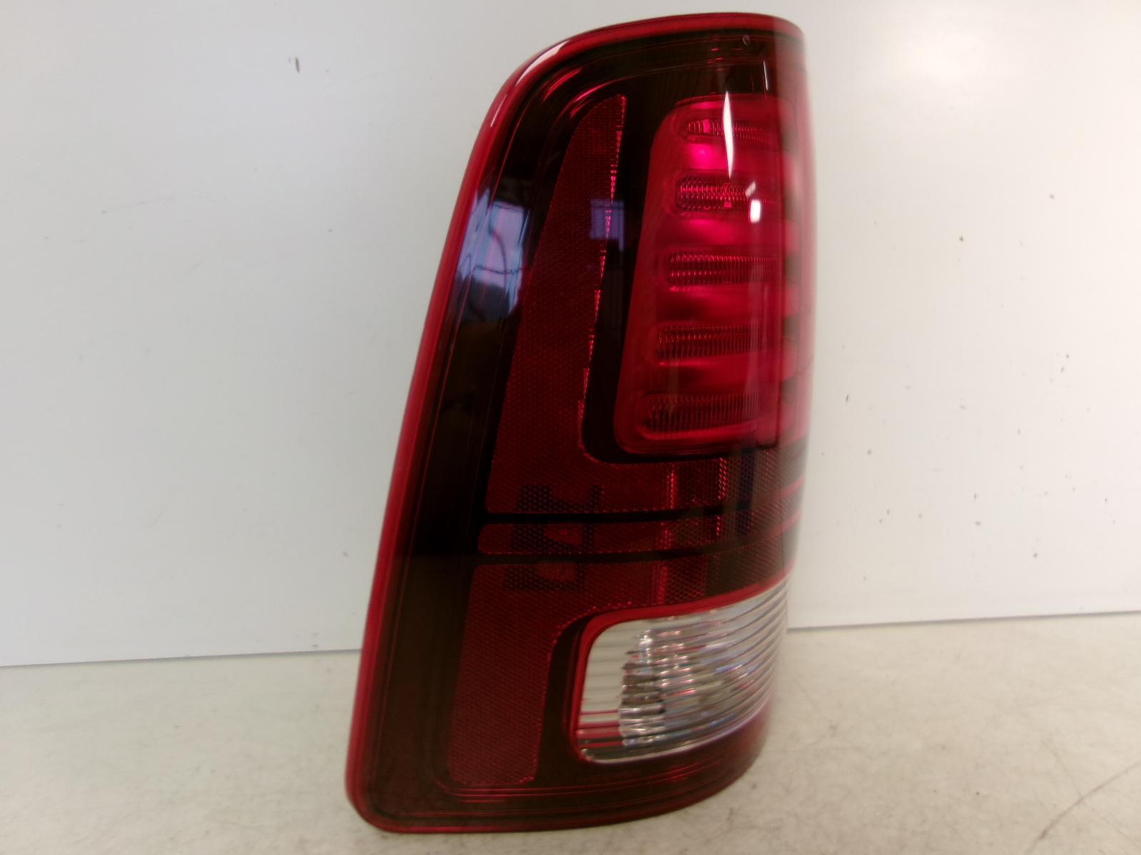 2017 2018 Dodge Ram 1500 2500 3500 Driver Lh Led Quarter Panel Tail Light OEM