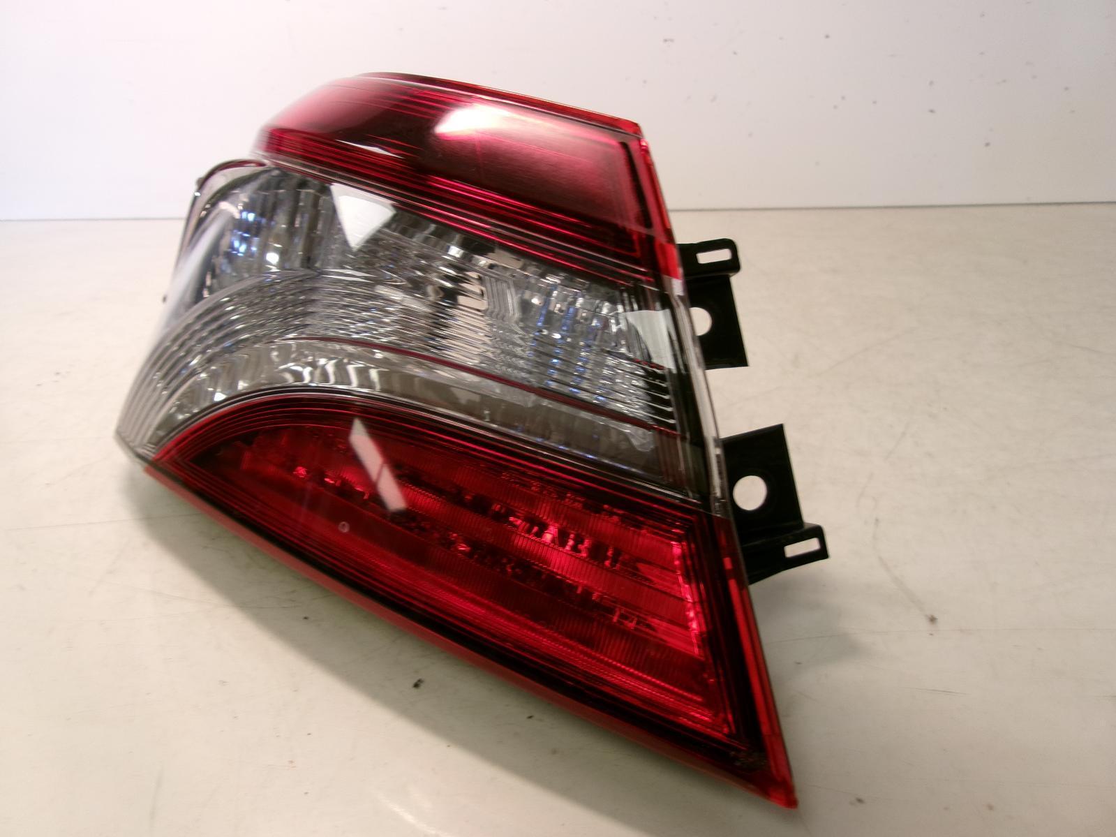 2018 2019 Toyota Camry Driver Lh Incandescent Outer Tail Light OEM