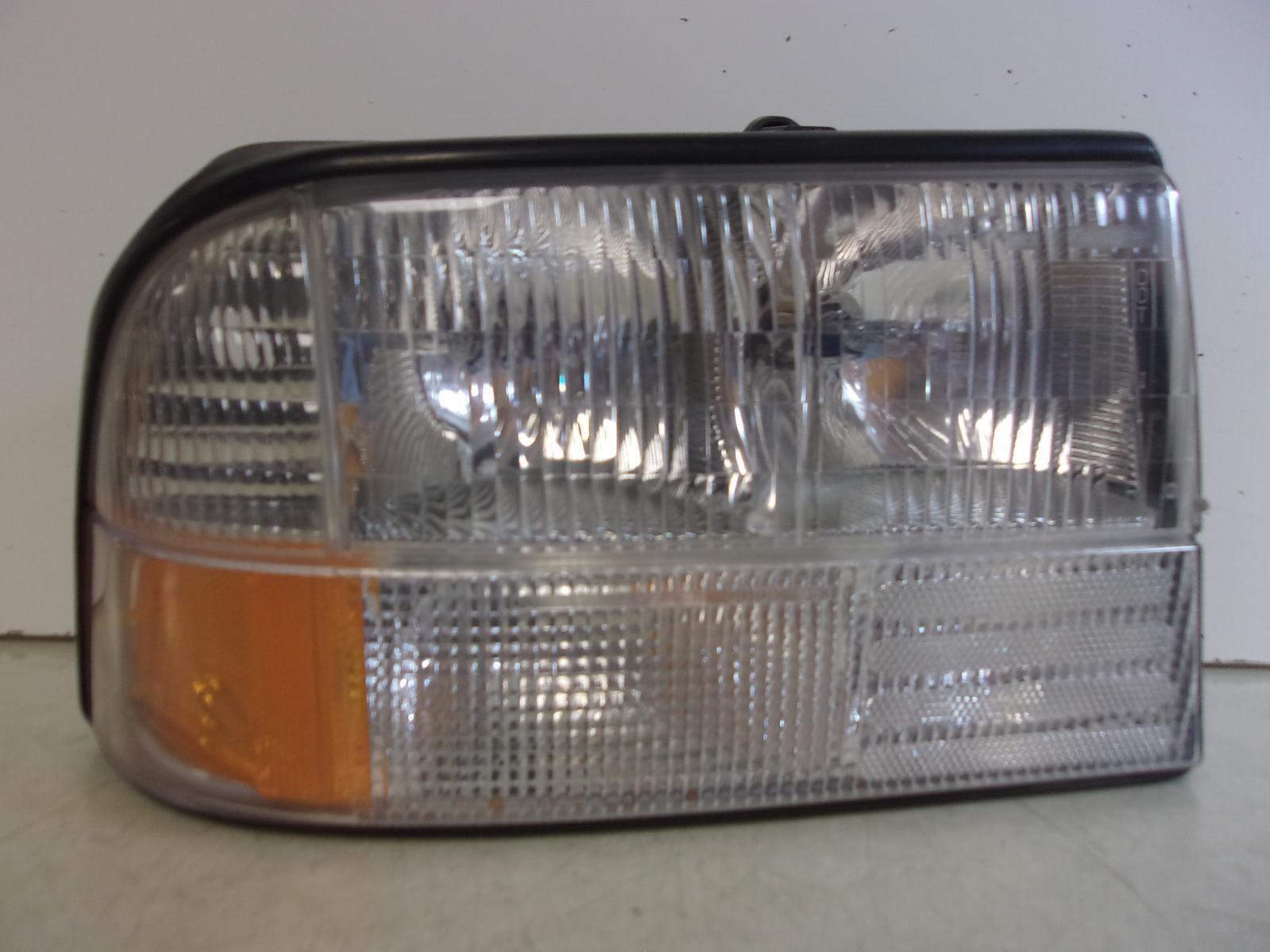 1998-2004 Chevrolet S10 Blazer / Sonoma Passenger RH Headlight OEM