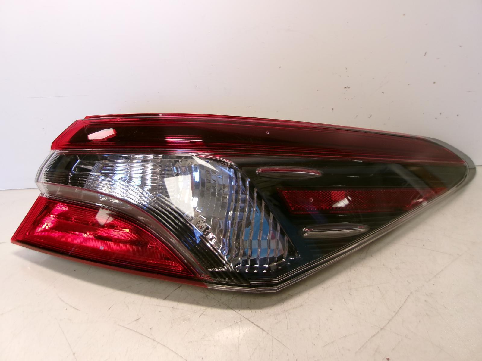 2018 2019 Toyota Camry Passenger Rh Smoked Quarter Panel Tail Light W/ Led OEM