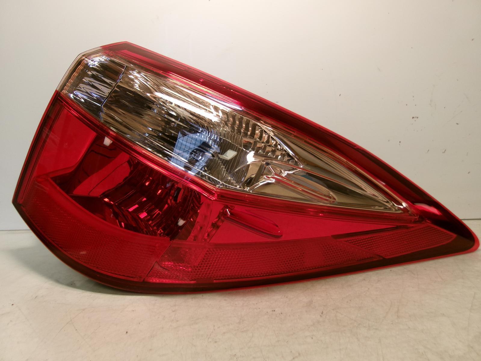 2017 2018 Toyota Corolla Passenger Rh Outer Incandescent Tail Light OEM