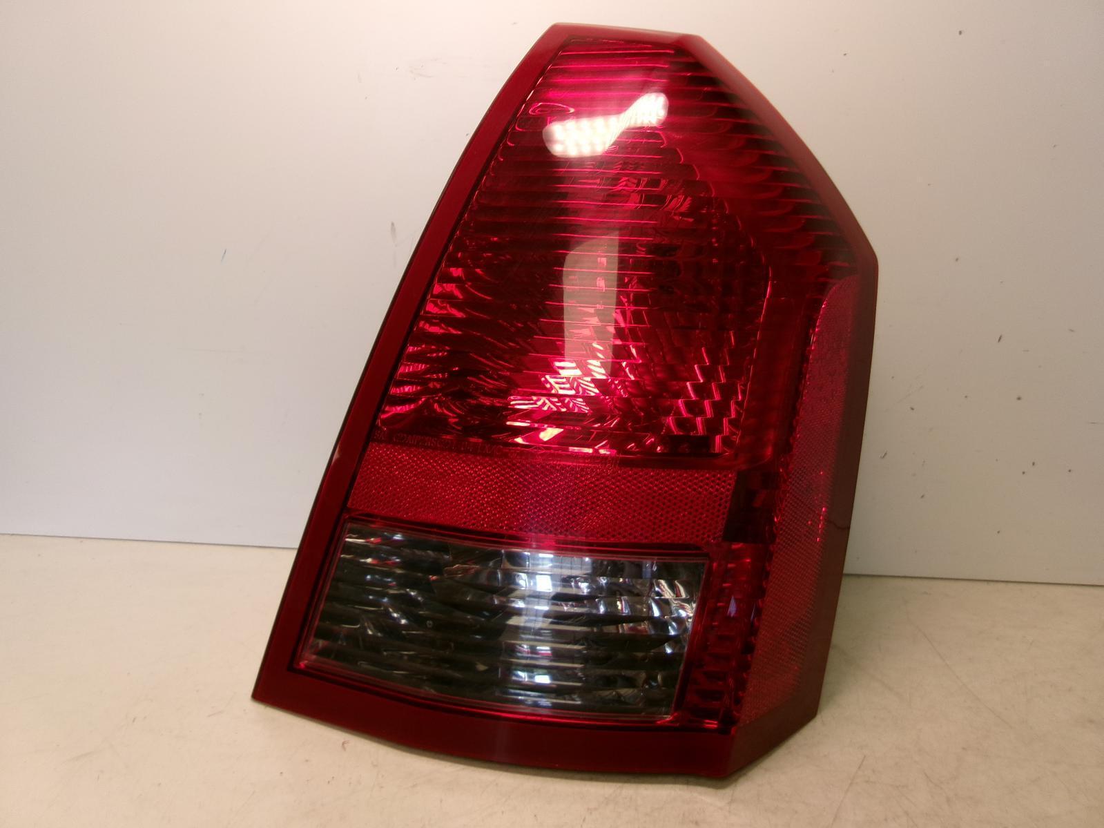 2005 2006 2007 Chrysler 300 Passenger Rh Outer Quarter Panel Tail Light OEM