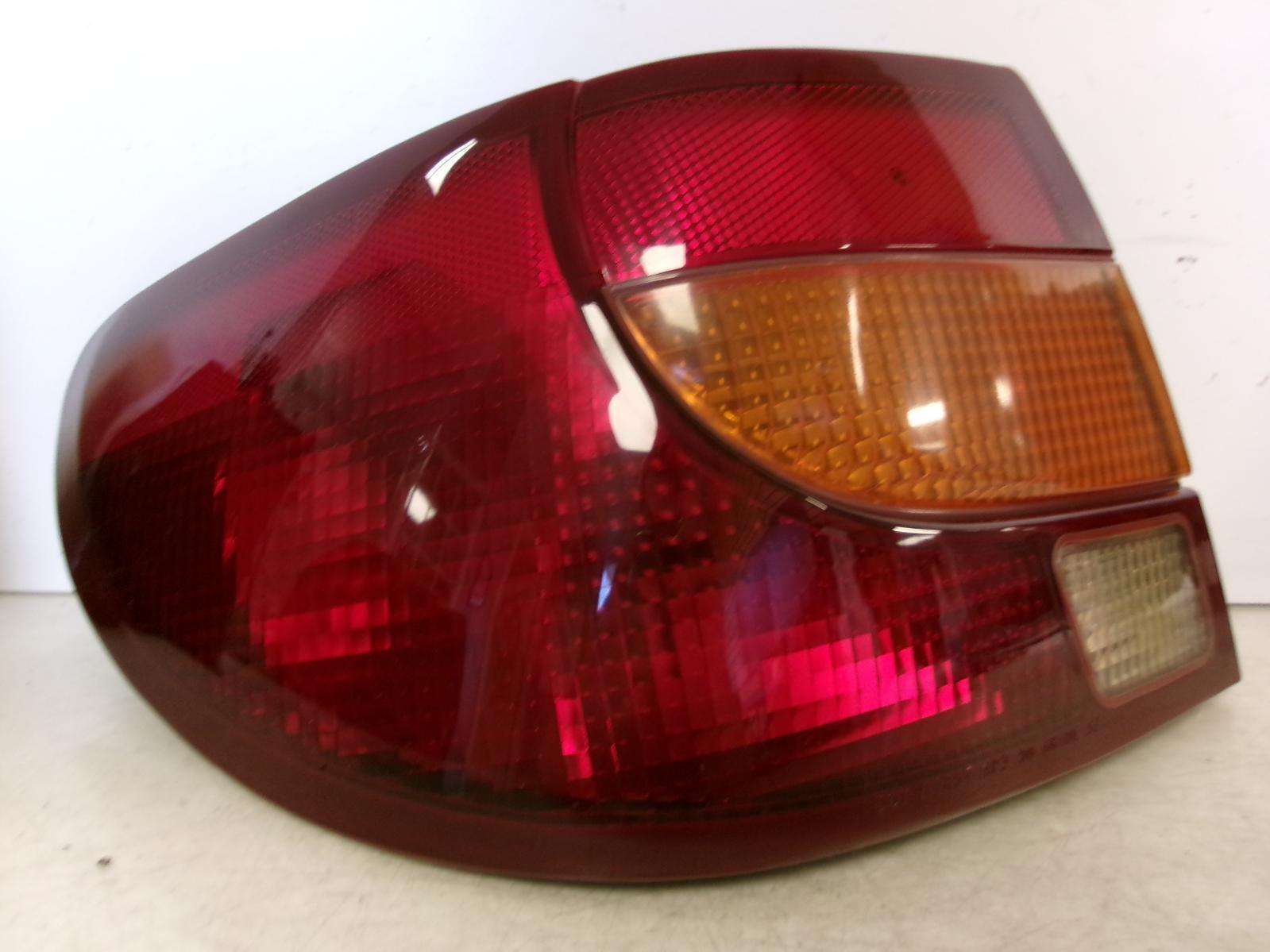 2000 2001 2002 Saturn Sl Driver Lh Outer Quarter Panel Tail Light OEM