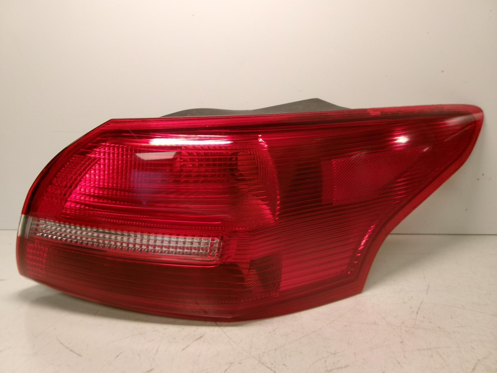 2015 - 2018 Ford Focus Sedan Passenger Rh Outer Quarter Panel Tail Light OEM