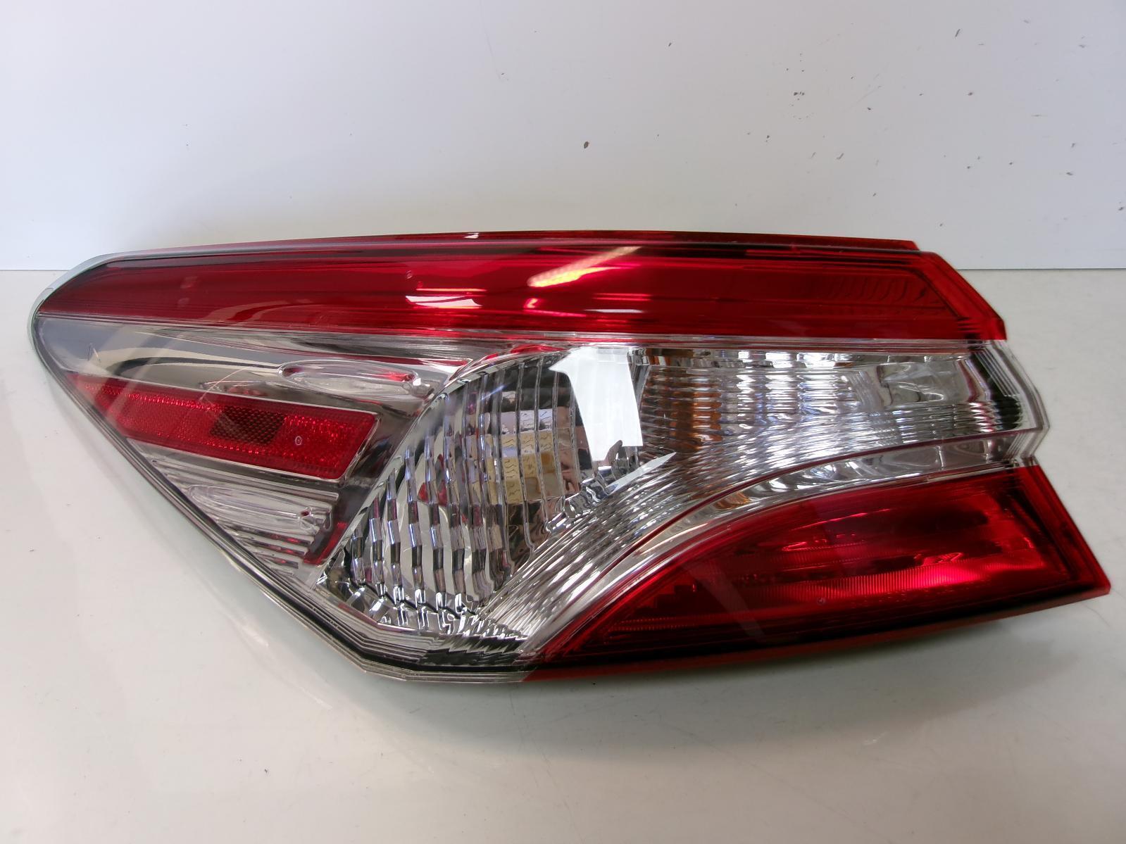 2018 2019 Toyota Camry Driver Lh Quarter Panel Tail Light OEM