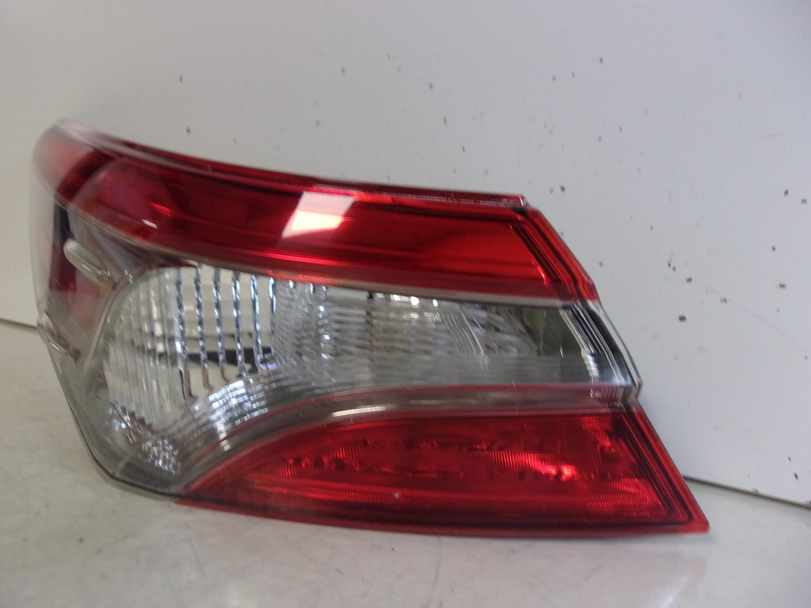 2018 2019 Toyota Camry Driver Lh Quarter Panel Tail Light W/ Halogen Signal OEM