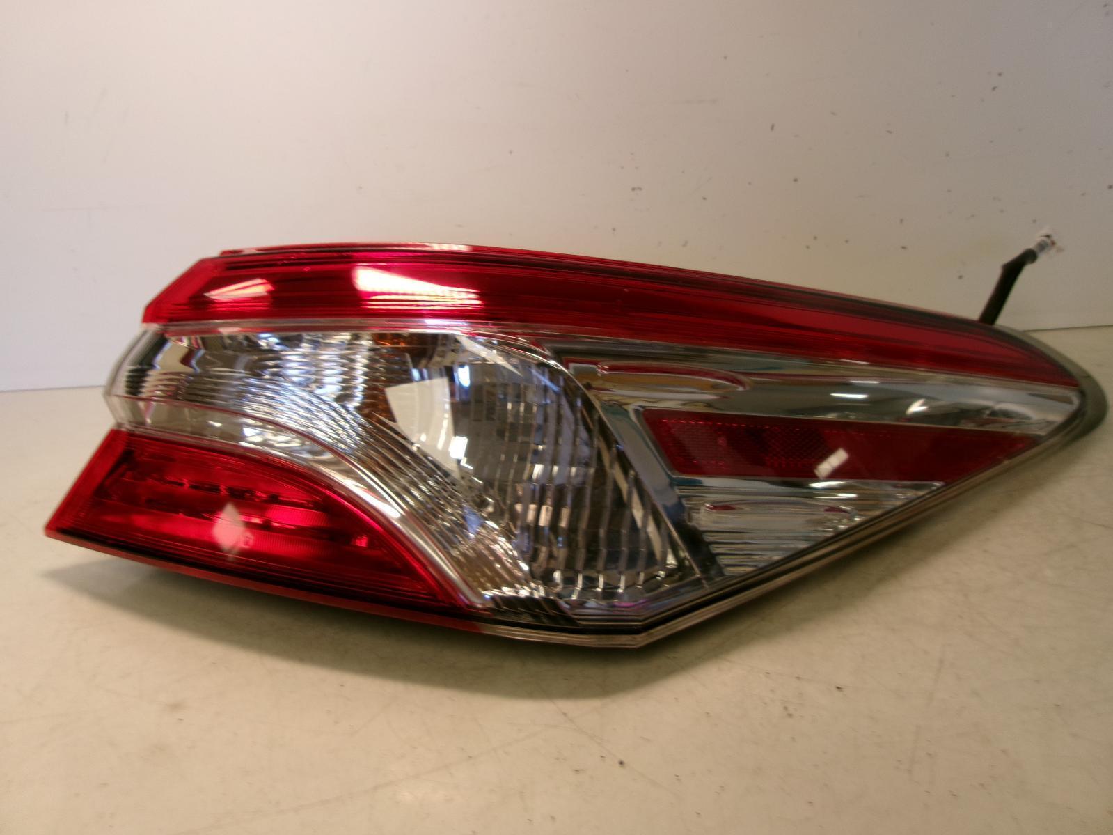 2018 - 2023 Toyota Camry Passenger Rh Outer Quarter Panel Tail Light OEM