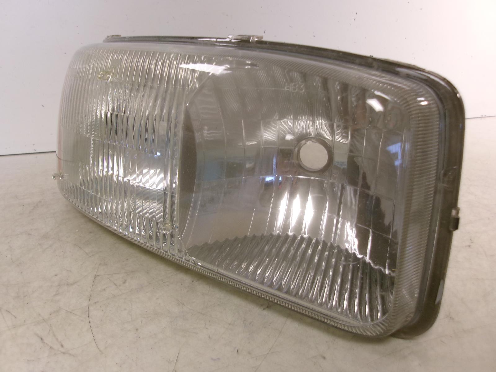 2000 - 2006 GMC Yukon Sierra Yukon XL Passenger Rh Halogen Headlight OEM