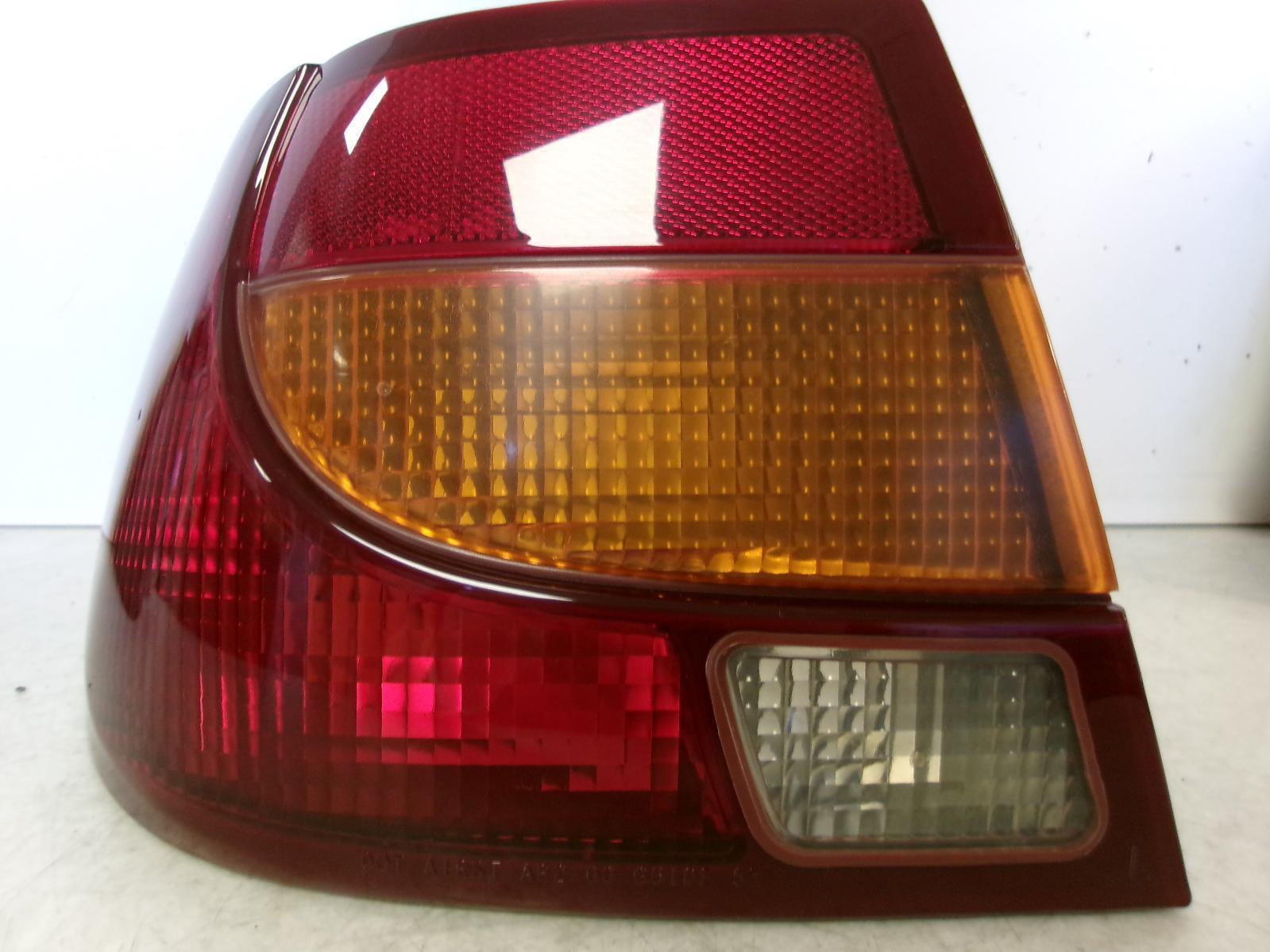 2000 2001 2002 Saturn Sl Driver Lh Outer Quarter Panel Tail Light OEM