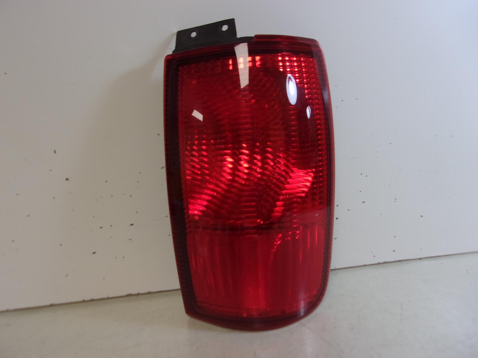 1998 1999 2000 Lincoln Navigator Passenger RH Tail Light OEM