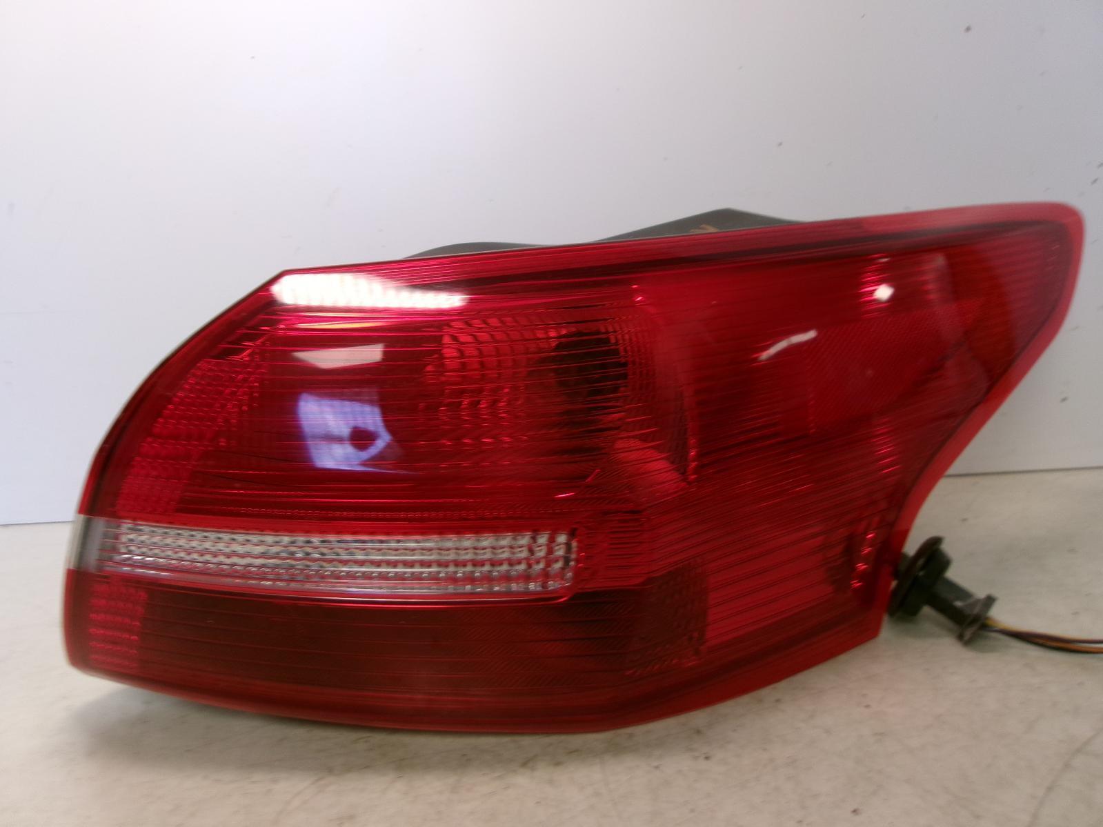 2015 2016 2017 2018 Ford Focus Sedan Outer Quarter Panel Tail Light OEM